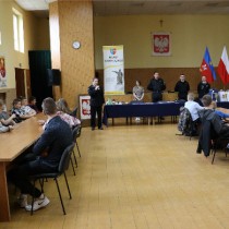 Powiększ zdjęcie Zastępca%20Komendanta%20Powiatowego%20PSP%20we%20Włoszczowie%20bryg.%20Zbigniew%20Starzyk%20wita%20uczestników%20Turnieju