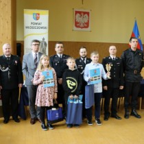 Powiększ zdjęcie Organizatorzy Turnieju ze zwycięzcami w kategorii pierwszej