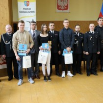 Powiększ zdjęcie Organizatorzy Turnieju ze zwycięzcami w kategorii trzeciej