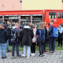 Powiększ zdjęcie Strażacy z Komendy Powiatowej PSP we Włoszczowie pokazują uczestnikom Turnieju wyposażenie wozu strażckiego