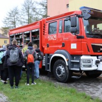 Powiększ zdjęcie Strażacy z Komendy Powiatowej PSP we Włoszczowie pokazują uczestnikom Turnieju wyposażenie wozu strażckiego