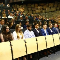 Powiększ zdjęcie Uczestnicy uroczystej sesji Młodzieżowego Sejmiku Województwa Świętokrzyskiego III kadencji