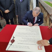 Powiększ zdjęcie Wicestarosta podpisuje dokument upamiętniający niedzielną uroczystość