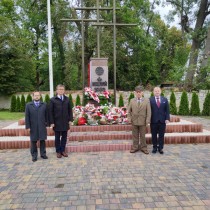 Powiększ zdjęcie Przed Pomnikiem Ofiar Zbrodni Katyńskiej 1940 r. stoją: Członek Zarządu Powiatu Włoszczowskiego, Starosta Włoszczowski, Przewodniczący Rady Powiatu Włoszczowskiego i Wicestarosta