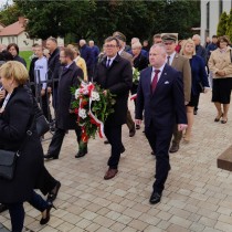 Powiększ zdjęcie Przemarsz uczestników uroczystkości z kościoła pod pomnik