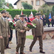 Powiększ zdjęcie Kwiaty pod pomnikiem składa delegacja Nadleśnictwa Koniecpol (w środku Przewodniczący Rady Powiatu Włoszczowskiego Zbigniew Matyśkiewicz)