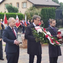 Powiększ zdjęcie Kwiaty pod pomnikiem składa delegacja Powiatu Włoszczowskiego: Wicestarosta, Starosta i Członek Zarządu