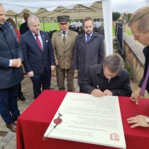 Powiększ zdjęcie Starosta Włoszczowski podpisuje dokument upamiętniający niedzielną uroczystość
