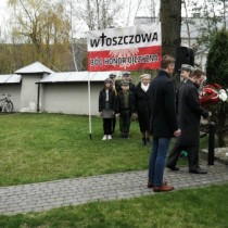 Powiększ zdjęcie Delegacje składają kwiaty przed symboliczną mogiłą dowódców AK przy kościele Wniebowzięcia NMP we Włoszczowie