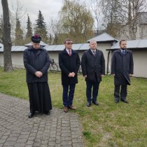 Powiększ zdjęcie Od lewej stoją: ks. prałat Zygmunt Pawlik, Starosta Włoszczowski Dariusz Czechowski, Wicestarosta Łukasz Karpiński, Członek Zarządu Powiatu Rafał Pacanowski