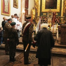Powiększ zdjęcie Delegacja pochyla sztandar przed ołtarzem w kościele p.w. Wniebowzięcia NMP we Włoszczowie