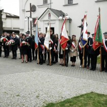 Powiększ zdjęcie Poczty sztandarowe przed kościołem