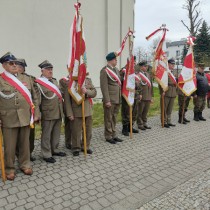 Powiększ zdjęcie Poczty sztandarowe przed kościołem