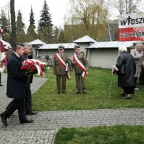 Powiększ zdjęcie Delegacje składają kwiaty przed symboliczną mogiłą dowódców AK przy kościele Wniebowzięcia NMP we Włoszczowie