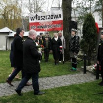 Powiększ zdjęcie Delegacje składają kwiaty przed symboliczną mogiłą dowódców AK przy kościele Wniebowzięcia NMP we Włoszczowie