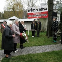 Powiększ zdjęcie Delegacje składają kwiaty przed symboliczną mogiłą dowódców AK przy kościele Wniebowzięcia NMP we Włoszczowie