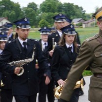 Powiększ zdjęcie Przemarsz%20uczestników%20uroczystości.%20Na%20pierwszym%20planie%20-%20Dionizy%20Krawczyński,%20prezes%20Stowarzyszenia%20Rekonstrukcji%20Historycznych%20„Jodła”%20w%20Występach