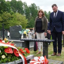 Powiększ zdjęcie Kwiaty na mogile plutonowego Franciszka Głowacza pseudonim „Lis” składa delegacja I LO we Włoszczowie