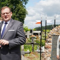 Powiększ zdjęcie Przemówienie okolicznościowe na cmentarzu parafialnym w Stanowiskach wygłasza minister Jan Józef Kasprzyk, szef Urzędu do spraw Kombatantów i Osób Represjonowanych