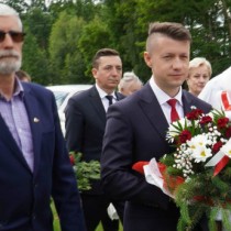 Powiększ zdjęcie Kwiaty na mogile plutonowego Franciszka Głowacza pseudonim „Lis” składają Poseł na Sejm RP Bartłomiej Dorywalski i Wizytator Kuratorium Oświaty w Kielcach Sławomir Krzysztofik