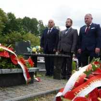 Powiększ zdjęcie Kwiaty na mogile plutonowego Franciszka Głowacza pseudonim „Lis” składają Przewodniczacy Rady Powiatu Włoszczowskiego Zbigniew Matyśkiewicz, Członek Zarządu Powiatu Rafał Pacanowski i Wicestarosta Łukasz Karpiński