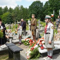 Powiększ zdjęcie Kwiaty na mogile plutonowego Franciszka Głowacza pseudonim „Lis” składa delegacja Gminy Kluczewsko z Wójtem Rafałem Pałką na czele