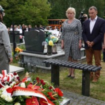 Powiększ zdjęcie Kwiaty na mogile plutonowego Franciszka Głowacza pseudonim „Lis” składa delegacja ZP-S w Kluczewsku