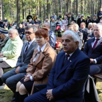 Powiększ zdjęcie Uczestnicy uroczystości. Z przodu: Przewodniczący Rady Powiatu Włoszczowskiego, Członek Zarządu, Starosta Włoszczowski, Prezes Światowego Związku Żołnierzy AK Koło we Włoszczowie, płk Wojska Polskiego, członek Armii Krajowej Zbigniew Zieliński z żoną