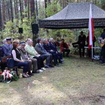 Powiększ zdjęcie Koncert pieśni patriotycznych w wykonaniu artysty z Włoszczowy Artura Frączka