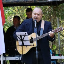 Powiększ zdjęcie Koncert pieśni patriotycznych w wykonaniu artysty z Włoszczowy Artura Frączka