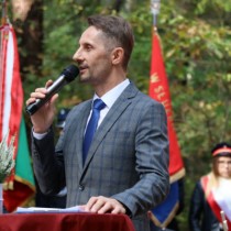 Powiększ zdjęcie Prowadzący uroczystość nauczyciel historii ze Szkoły Podstawowej w Olesznie Ryszard Kowalczyk