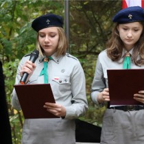 Powiększ zdjęcie Wiersz pt. „Modlitwa AK-owców ziemi włoszczowskiej” autorstwa śp. kpt. Leona Staroszczyka prezentują harcerki Emilia Koźmińska i Wiktoria Kukla