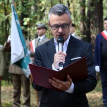 Powiększ zdjęcie Apel Poległych prowadzi nauczyciel historii Marcin Drążyk
