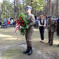 Powiększ zdjęcie Delegacje składają kwiaty przed pomnikiem