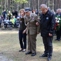 Powiększ zdjęcie Delegacje składają kwiaty przed pomnikiem