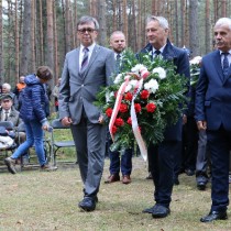 Powiększ zdjęcie Delegacje składają kwiaty przed pomnikiem
