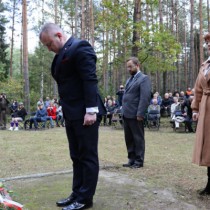 Powiększ zdjęcie Delegacje składają kwiaty przed pomnikiem