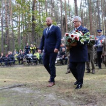 Powiększ zdjęcie Delegacje składają kwiaty przed pomnikiem