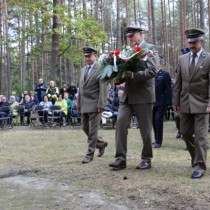 Powiększ zdjęcie Delegacje składają kwiaty przed pomnikiem
