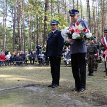 Powiększ zdjęcie Delegacje składają kwiaty przed pomnikiem