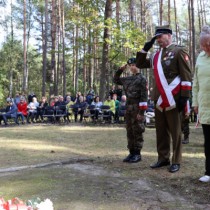 Powiększ zdjęcie Delegacje składają kwiaty przed pomnikiem