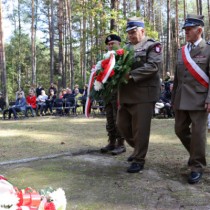 Powiększ zdjęcie Delegacje składają kwiaty przed pomnikiem