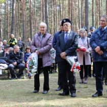 Powiększ zdjęcie Delegacje składają kwiaty przed pomnikiem