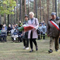 Powiększ zdjęcie Delegacje składają kwiaty przed pomnikiem