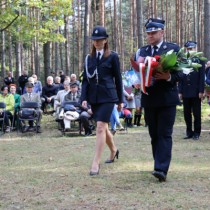 Powiększ zdjęcie Delegacje składają kwiaty przed pomnikiem