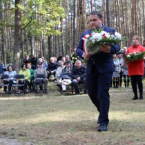Powiększ zdjęcie Delegacje składają kwiaty przed pomnikiem