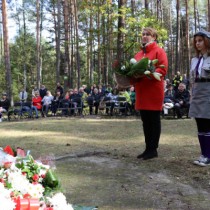 Powiększ zdjęcie Delegacje składają kwiaty przed pomnikiem
