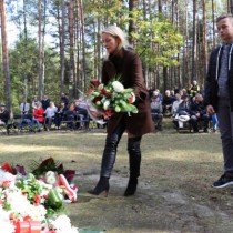 Powiększ zdjęcie Delegacje składają kwiaty przed pomnikiem
