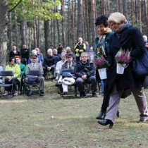 Powiększ zdjęcie Delegacje składają kwiaty przed pomnikiem