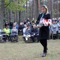 Powiększ zdjęcie Delegacje składają kwiaty przed pomnikiem